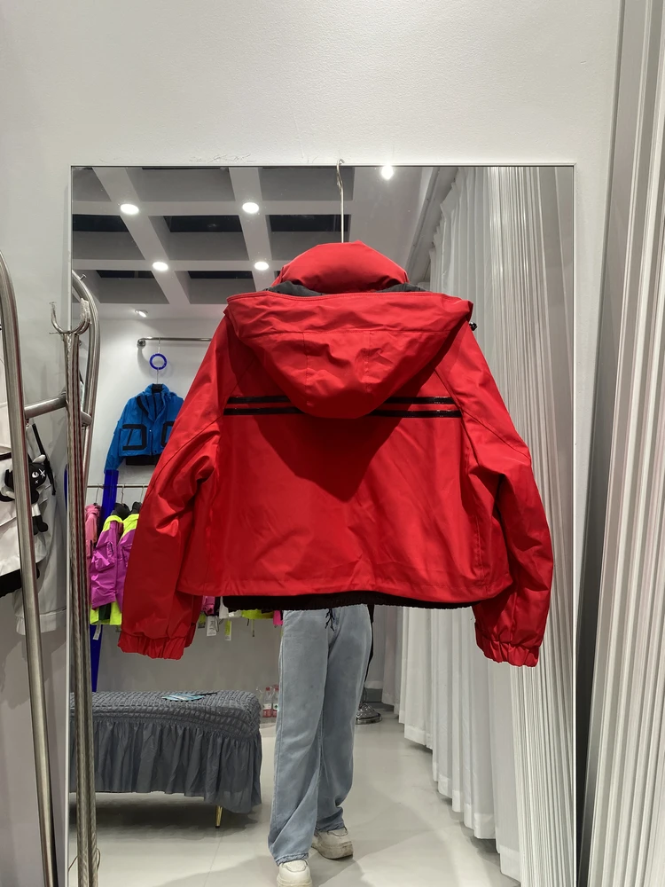 Cappotto di design per bambole di cartone animato in piuma d'anatra bianca corta casual da donna Giacca da donna con cappuccio e ispessita per esterni di fascia alta alla moda