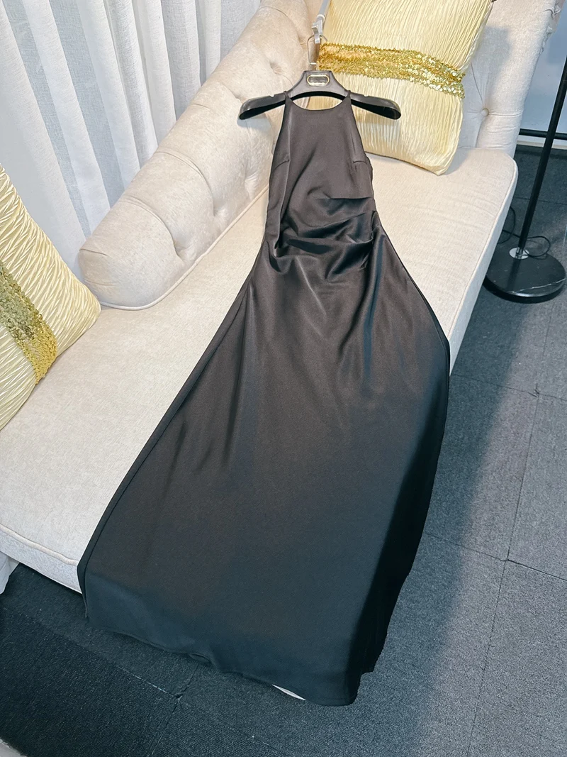 Sukienka satynowa Ele Bla z plisami modelującymi talię i wydłużonym dołem, wysoki stan, midi, dla kobiet.