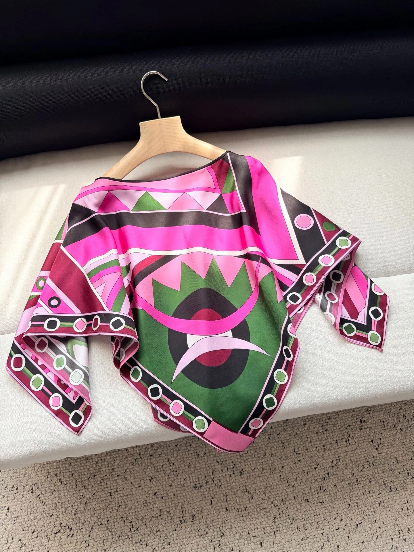 

Высококачественный шелковый топ с геометрическим принтом в розово-зеленых тонах и рукавами-крылышками для женщин