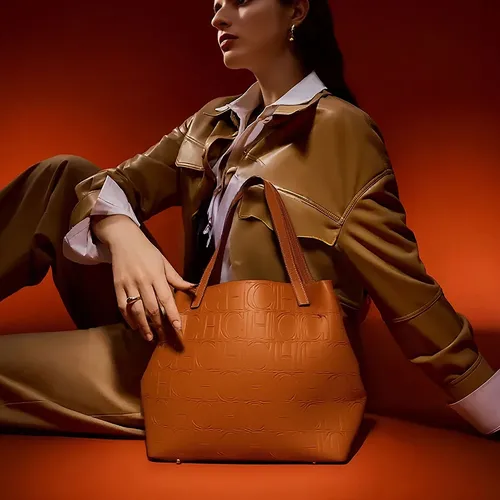 Imagen 2 del producto Bolsos de mano de cuero genuino con patrones de letras geométricas en relieve, siluetas estructuradas, correas ajustables y bolsos de piel de vaca duraderos