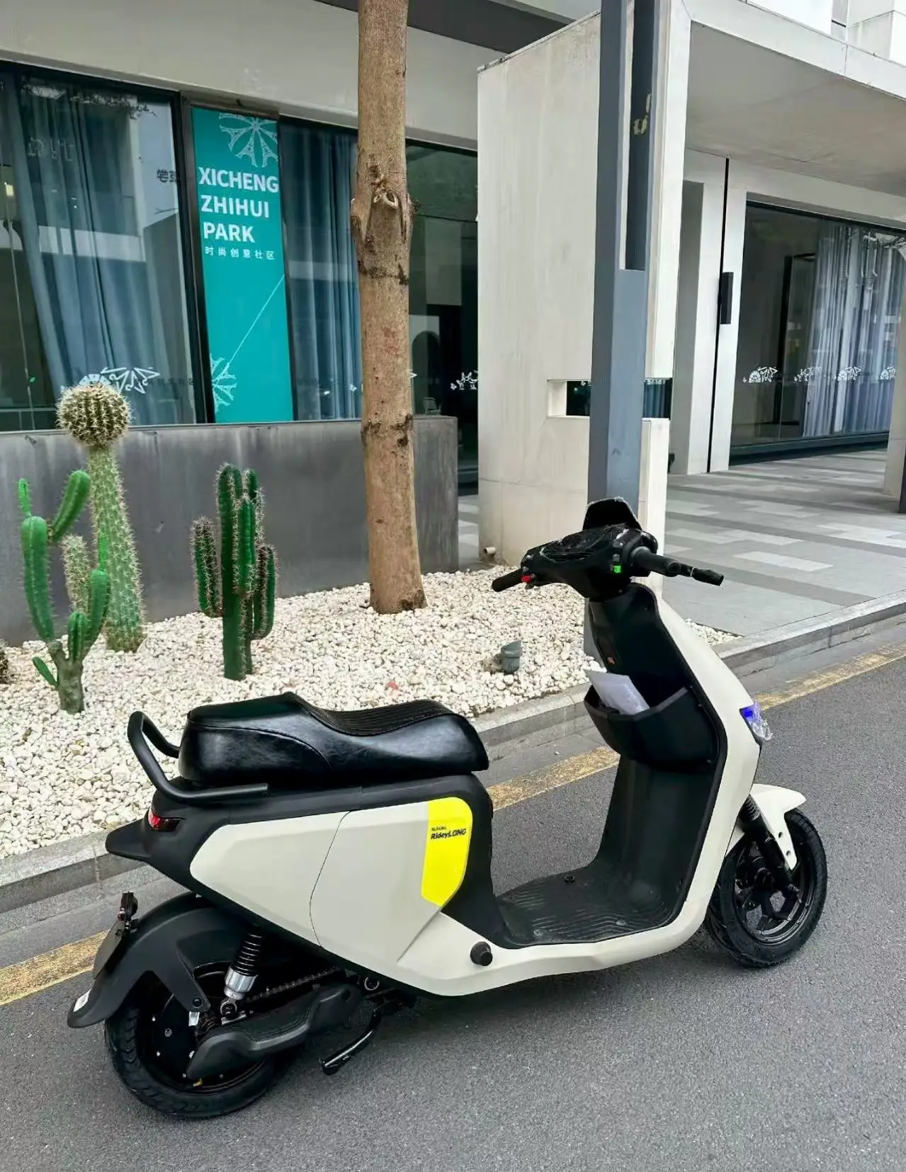 White High - End and Stylish New Electric Motorcycle for Urban Commuting