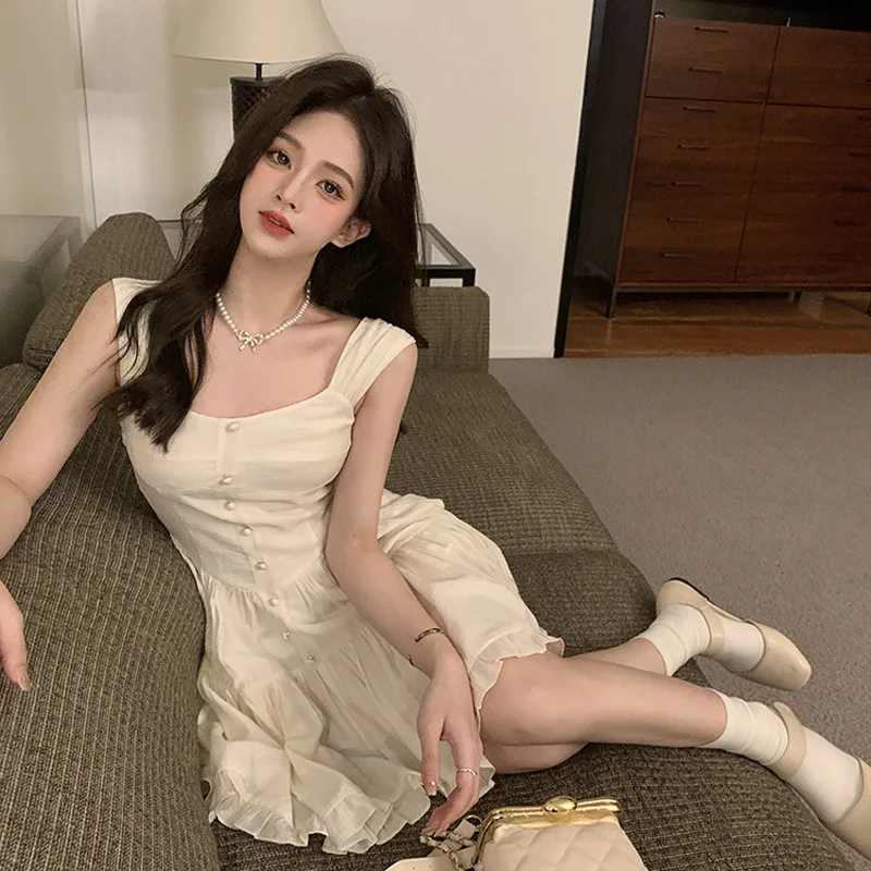 فستان صيفي جديد لعام 2025 بمزاج ضوء القمر الأبيض بتصميم حلو ولطيف بقصة ضيقة بلون سادة للنساء