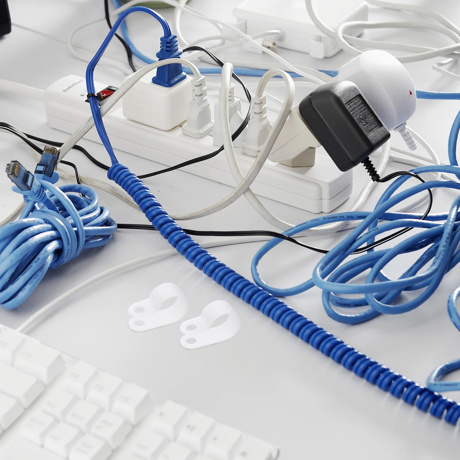 

200pcs Cable Management Clips 1/2 Inch Rope Light Mounting Clips With Screws For String Lights Wall Cord Fasteners Wiring Clip