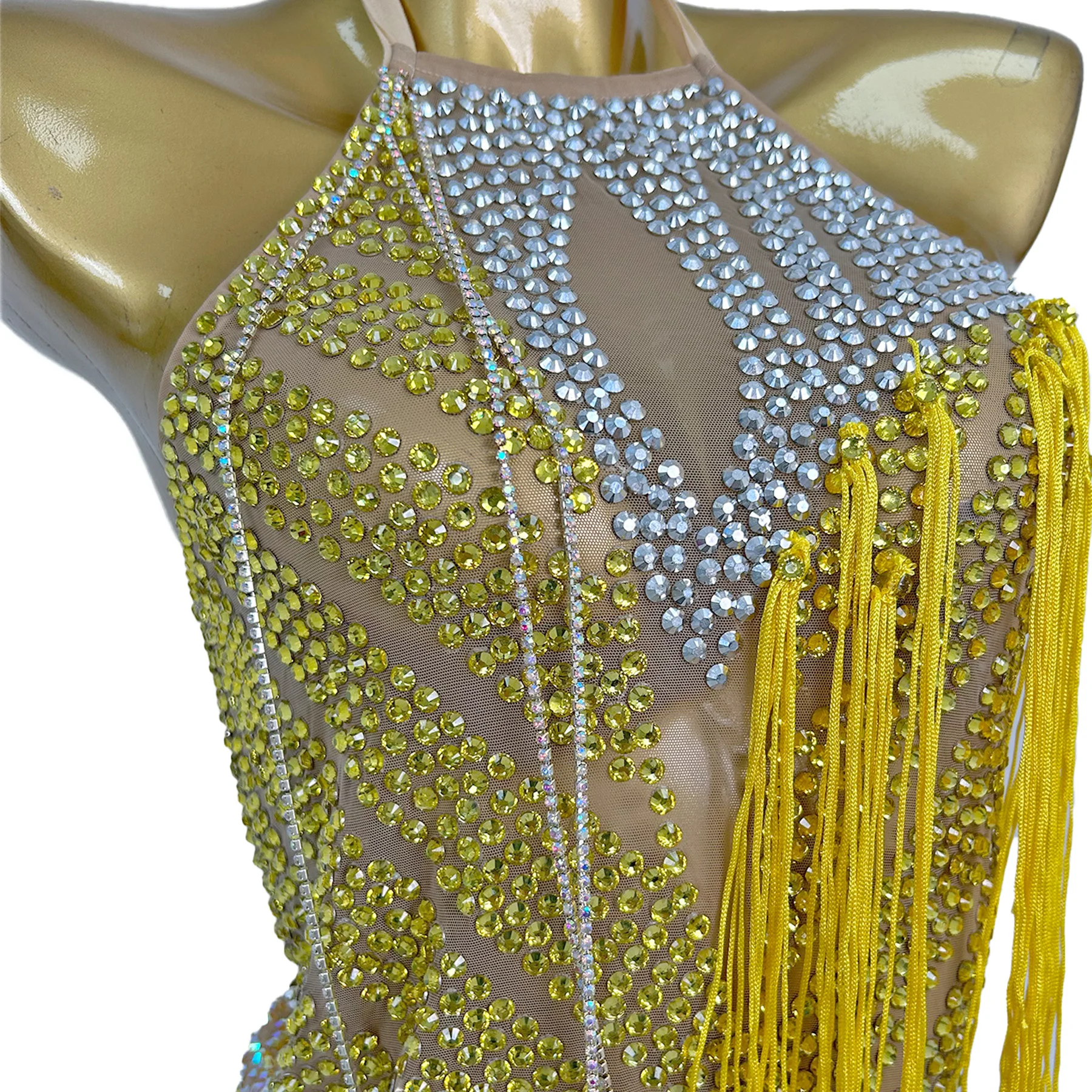 Qingning Luxus Frauen Latin Dance Kleid Glänzende Wasser Diamant Sexy Perspektive Mesh Hals Hängen Kleid Bar Homecoming Prom Kleider