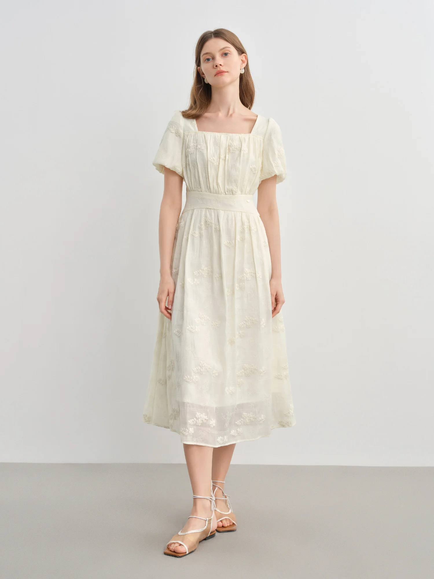 Sukienka damska FSLE na lato 2025 z kwadratowym dekoltem - długa, luźna sukienka maxi z haftem kwiatowym i falbankami na rękawach