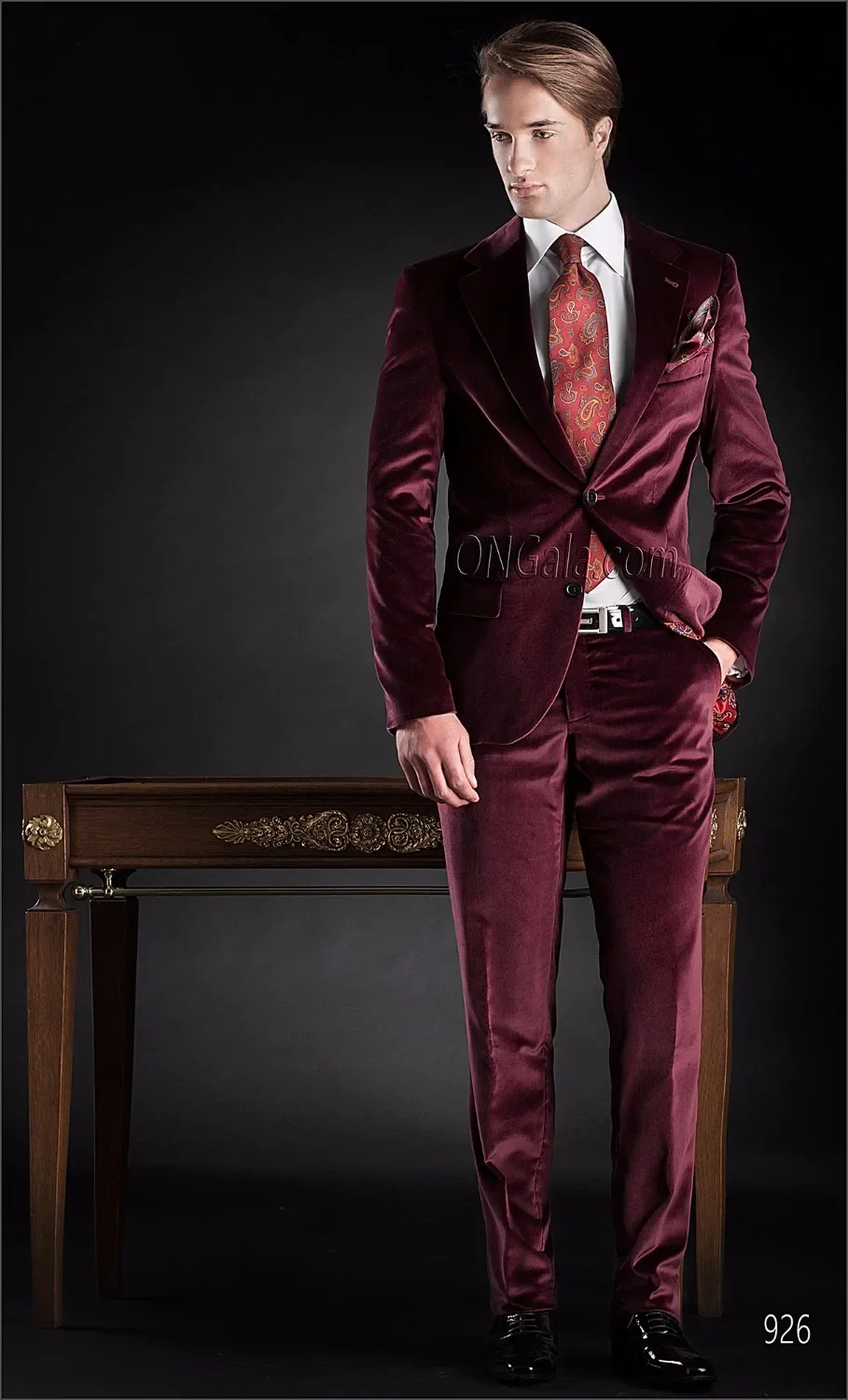 

2024 Burgundy Velvet Elegant Men Suit Slim Fit Tuxedo 2 Piece Blazer Sets Custom Prom Suits Terno Masculino Costumes Pour Hommes