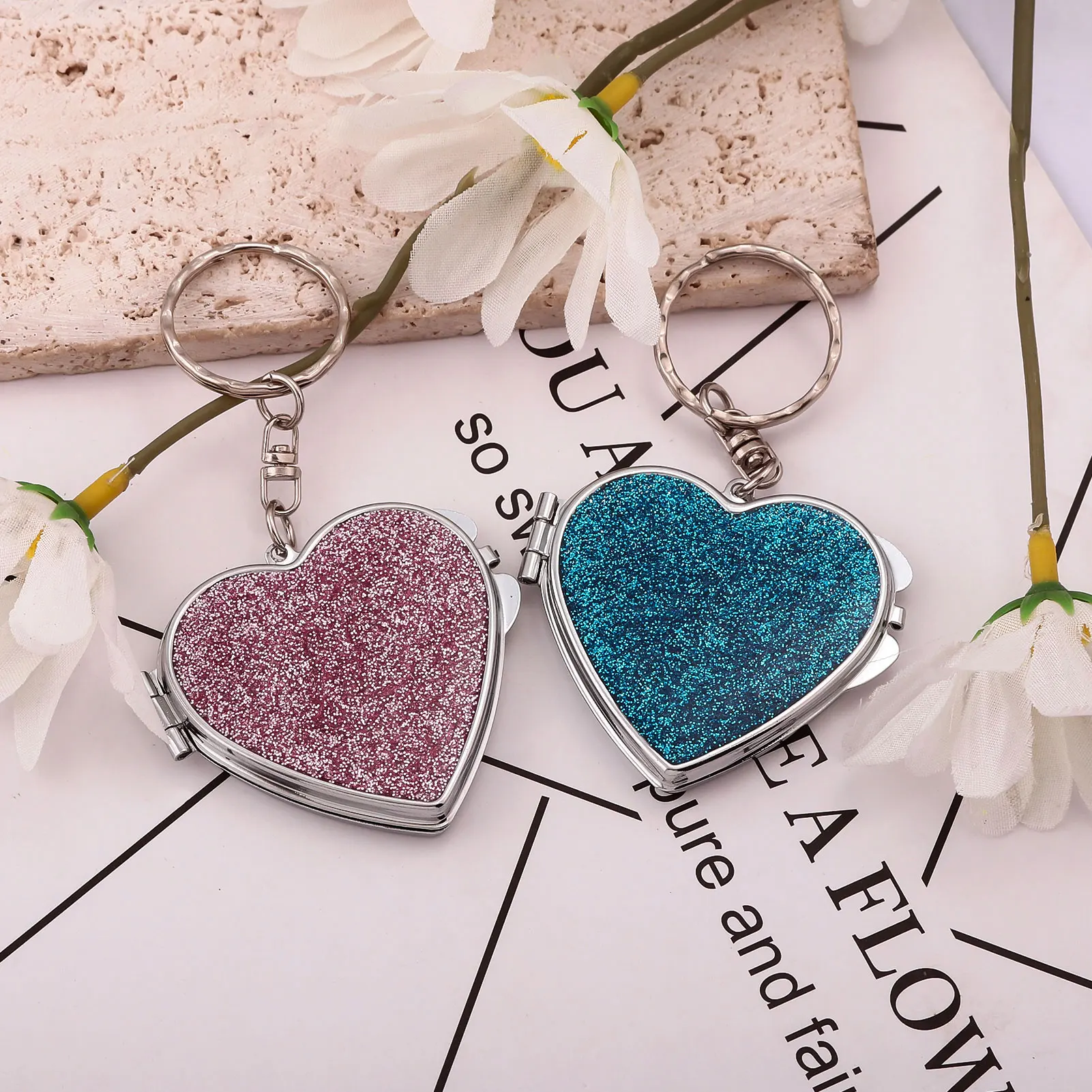 Metal Makeup Keychain Love Folding Mirror Key Ring Women Multifunctional Bag Hanging Ornaments Valentine's Day Jewelry Gift