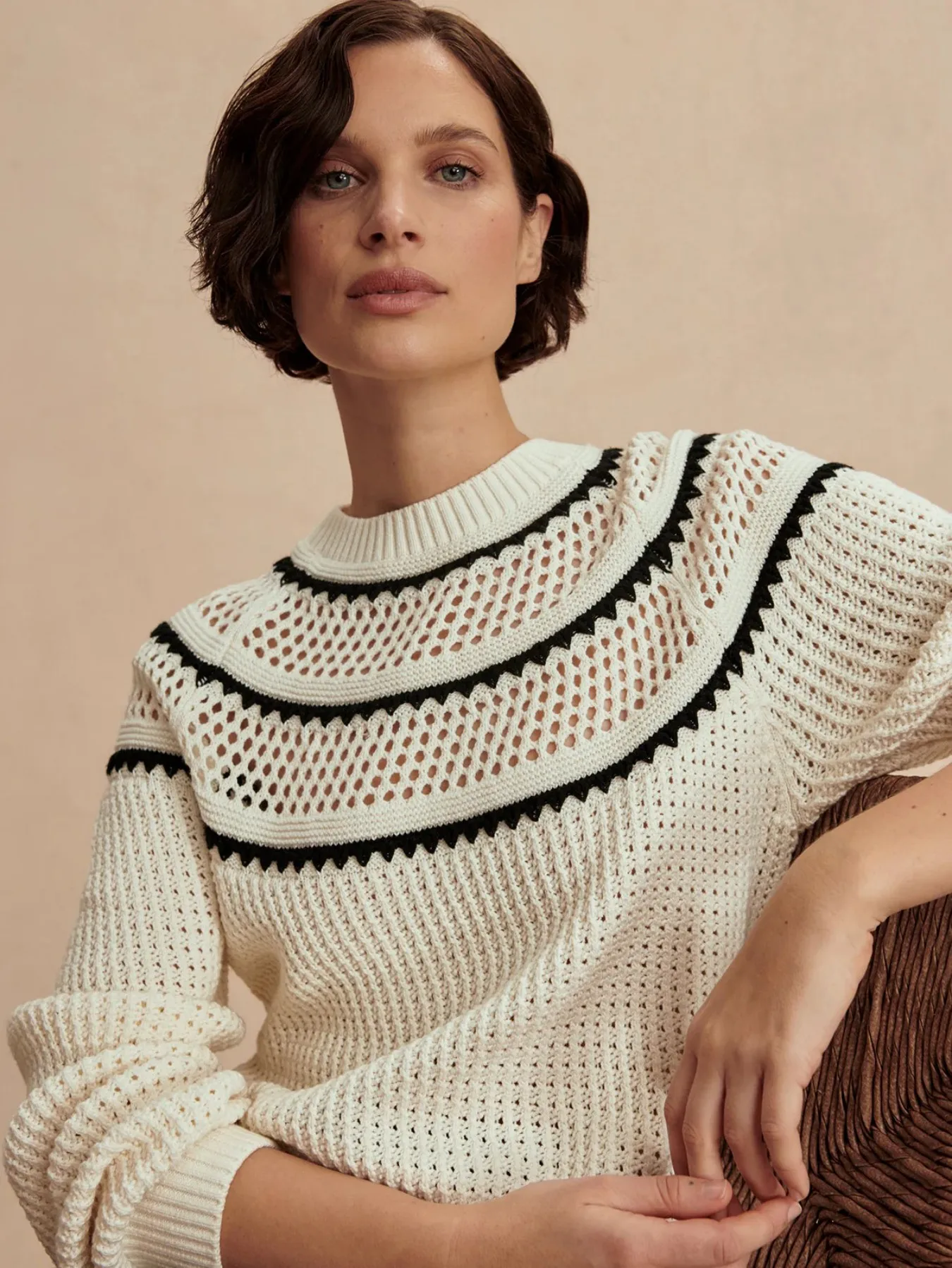 Suéter de punto abierto estilo bohemio para mujer, manga larga, cuello redondo, con borde festoneado y rayas en contraste, ajuste holgado para uso diario informal en otoño