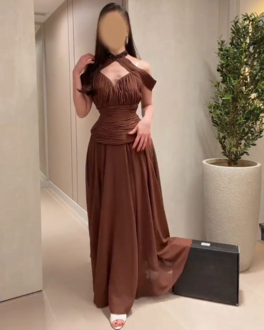 

Customized Sparkle Chiffon Pleat Sequined Pattern A-line Halter Long Bespoke Occasion Celebrity Dresses High Quality