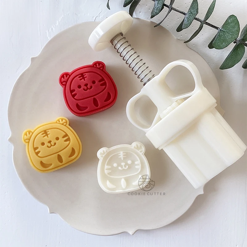 

2022 New Year Cartoon Tiger Mooncake Mold 50g 3D Hand Pressure Baking Mold Pastry Dessert Spring Festival Cake Decoration Tools