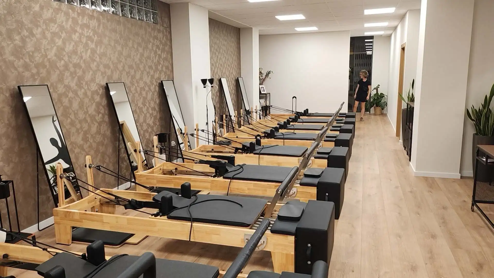 CE Pilates Machine Fitness Equipment Pilates Reformer Wood Oak Core Bed for Yoga&pilates Studio for Sale