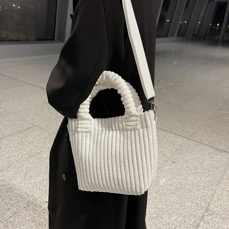 Neue in Cord frauen Schulter Tasche 2022 Einfache Mode Vielseitig Große Kapazität Weibliche Nylon Taste Eimer Umhängetaschen