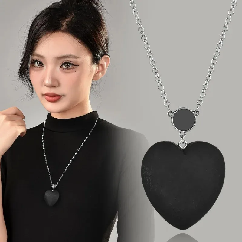 Uma corrente de suéter de contas elegante e versátil, um longo colar de madeira em forma de coração de outono e inverno para mulheres