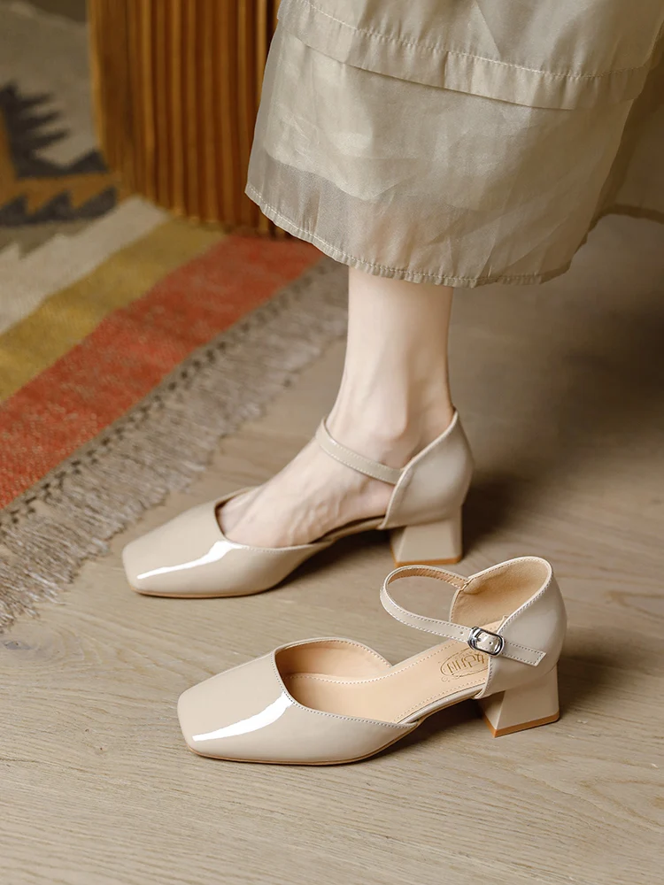 

Женские летние сандалии на массивном каблуке цвета молочного чая, с квадратным носком, средней высотой каблука, с вырезами, из окрашенной кожи, без застежек, новинка, универсальные, простые в сочетании