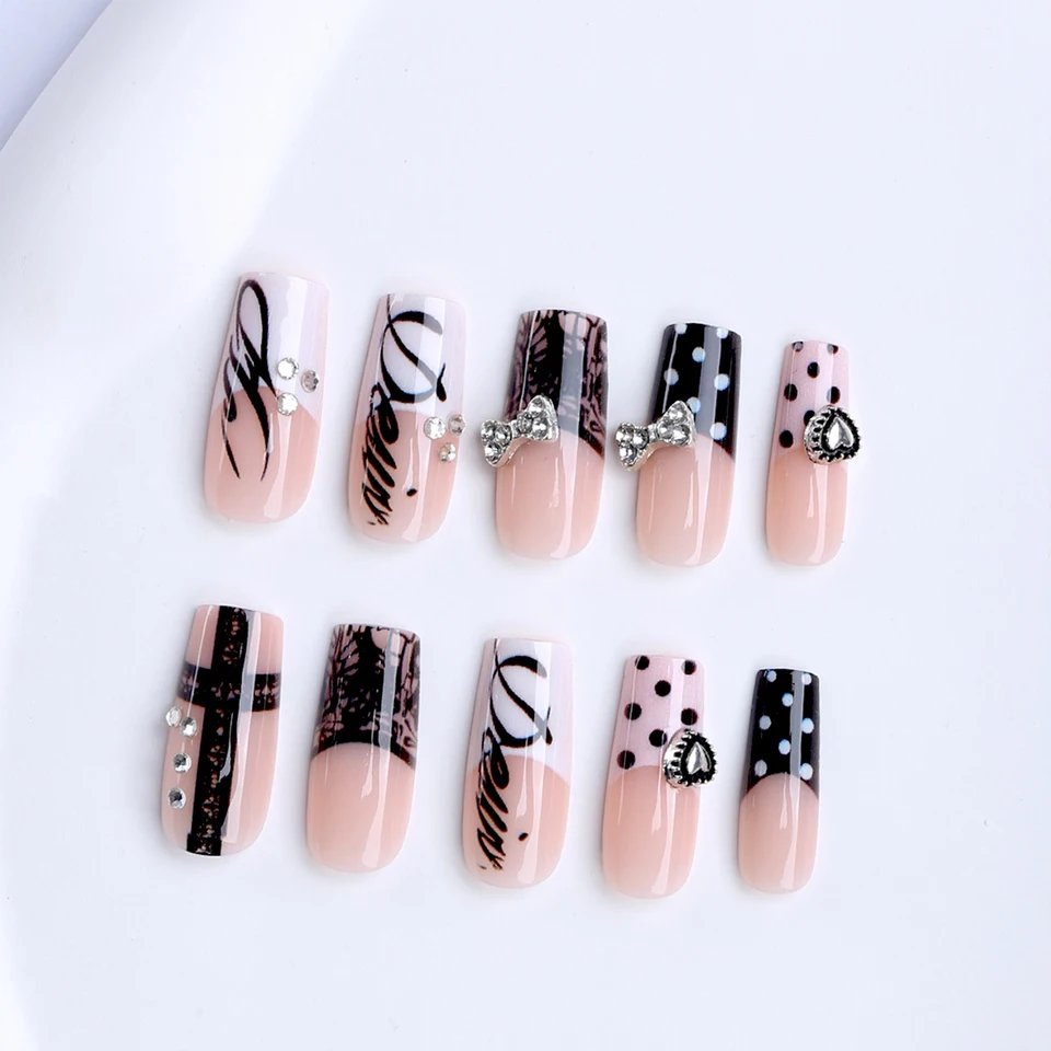 24 piezas uñas postizas ataúd mediana longitud con moños metálicos oscuros y corazones, estilo gótico con lunares 3