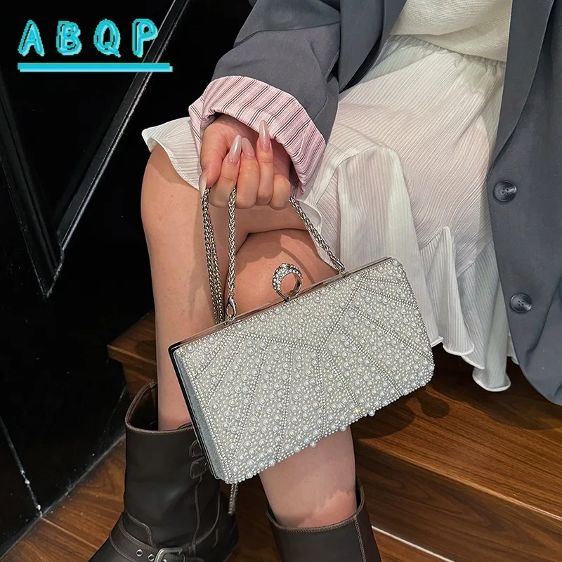 حقيبة كتف لؤلؤة حقائب العشاء 2025 موضة نسائية جديدة متعددة الاستخدامات حقيبة صغيرة سلسلة رسول حقيبة يد الموضة الاتجاه