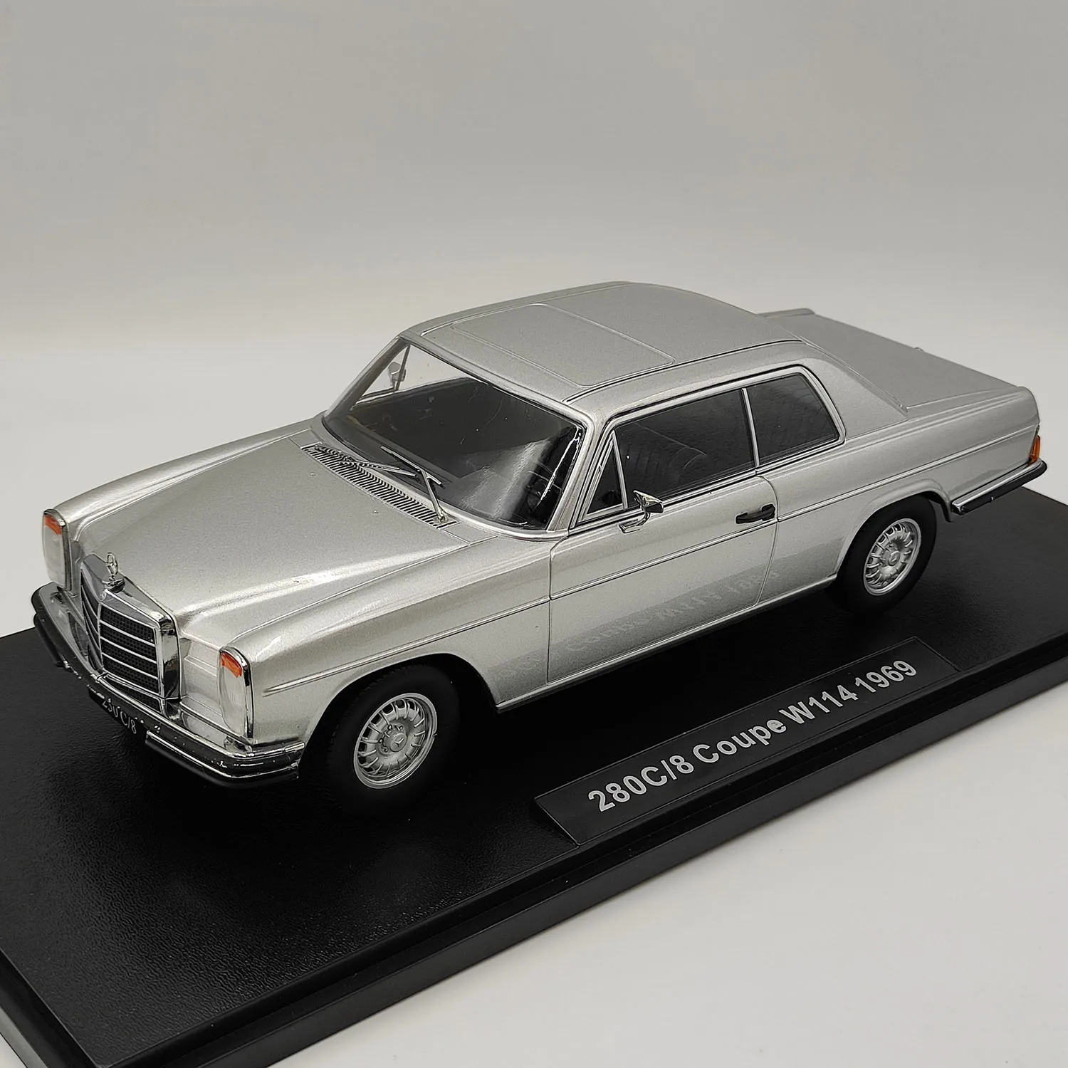 

Diecast KK 1/18 BENZ Scale 280C/8 W114 COUPE 1969 Silver Alloy Car Model Collectible Toy Gift Souvenir Display Ornament