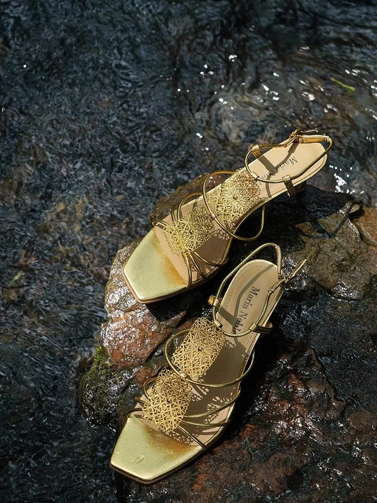 

Тонкие босоножки на высоком каблуке, новые летние туфли из лакированной кожи с квадратным носком, тонкий ремень, туфли с металлической пряжкой, банкетное платье, универсальная женская обувь