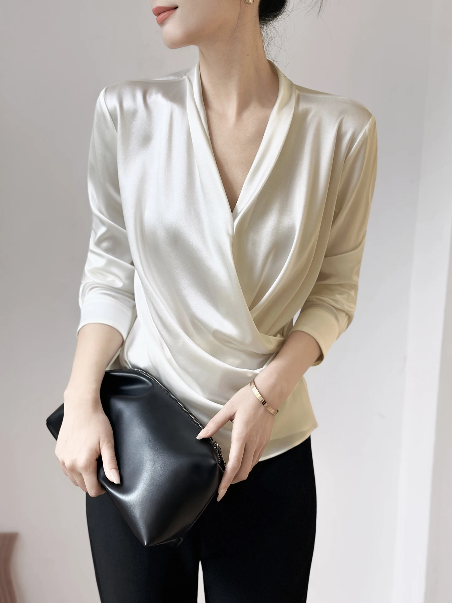 

Silk V-neck Shirt Women's Design Sensation Heavyweight True Silk Spring New Style Fashionable French Style Button Placket Lon...