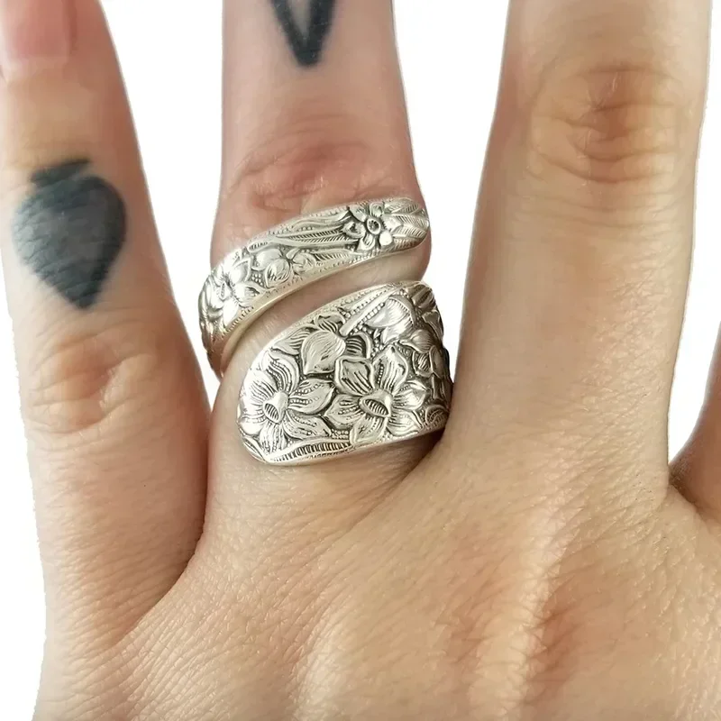Vintage  Carved Lily Flower Ring Jewelry, Fashionable Temperament, Simple Personality, European and American Accessories