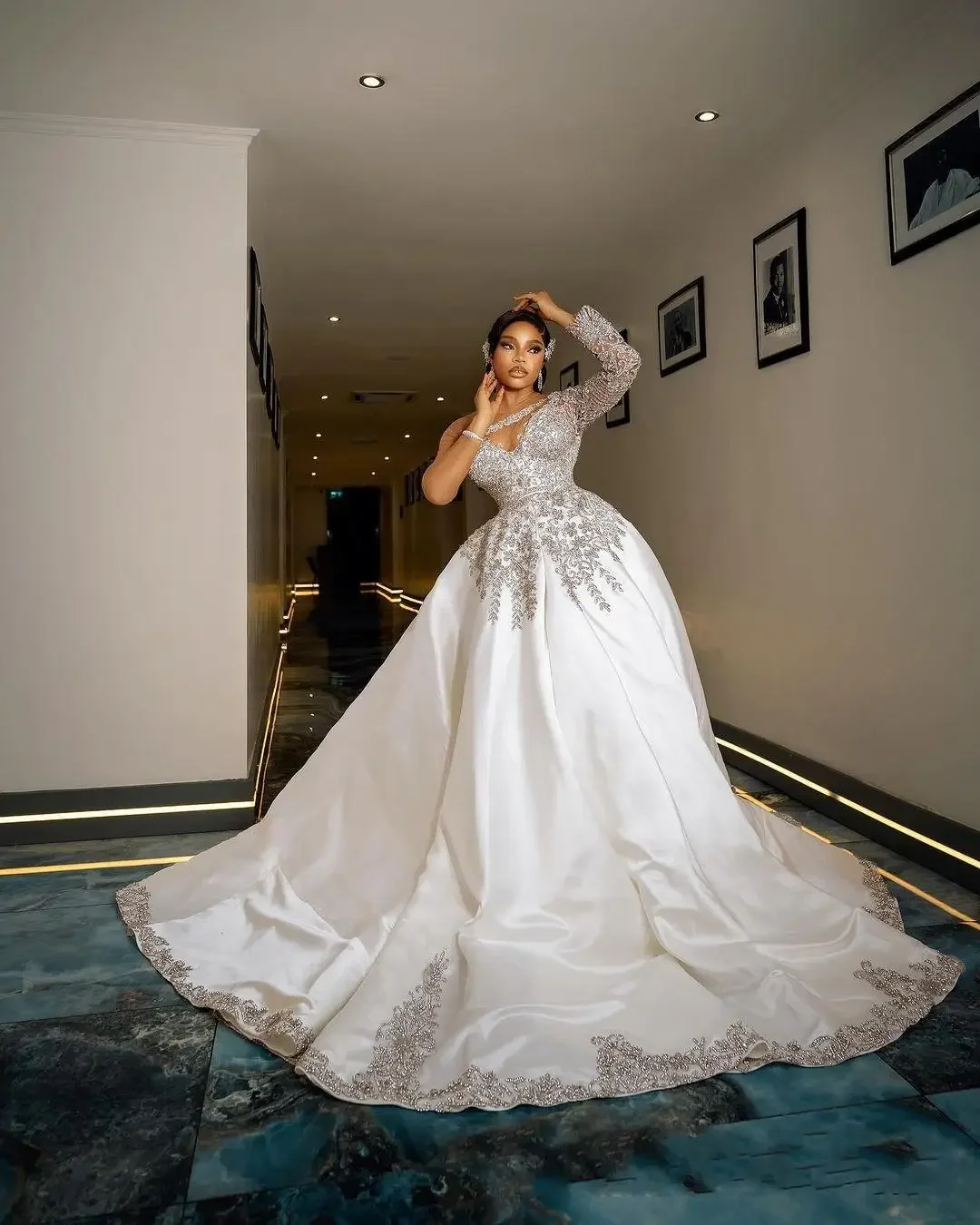 تخصيص مغرفة الرقبة تسلق بلورات الخرز Ballgown فستان الزفاف Robes De Mariée كم طويل الساتان فستان زفاف فاخر