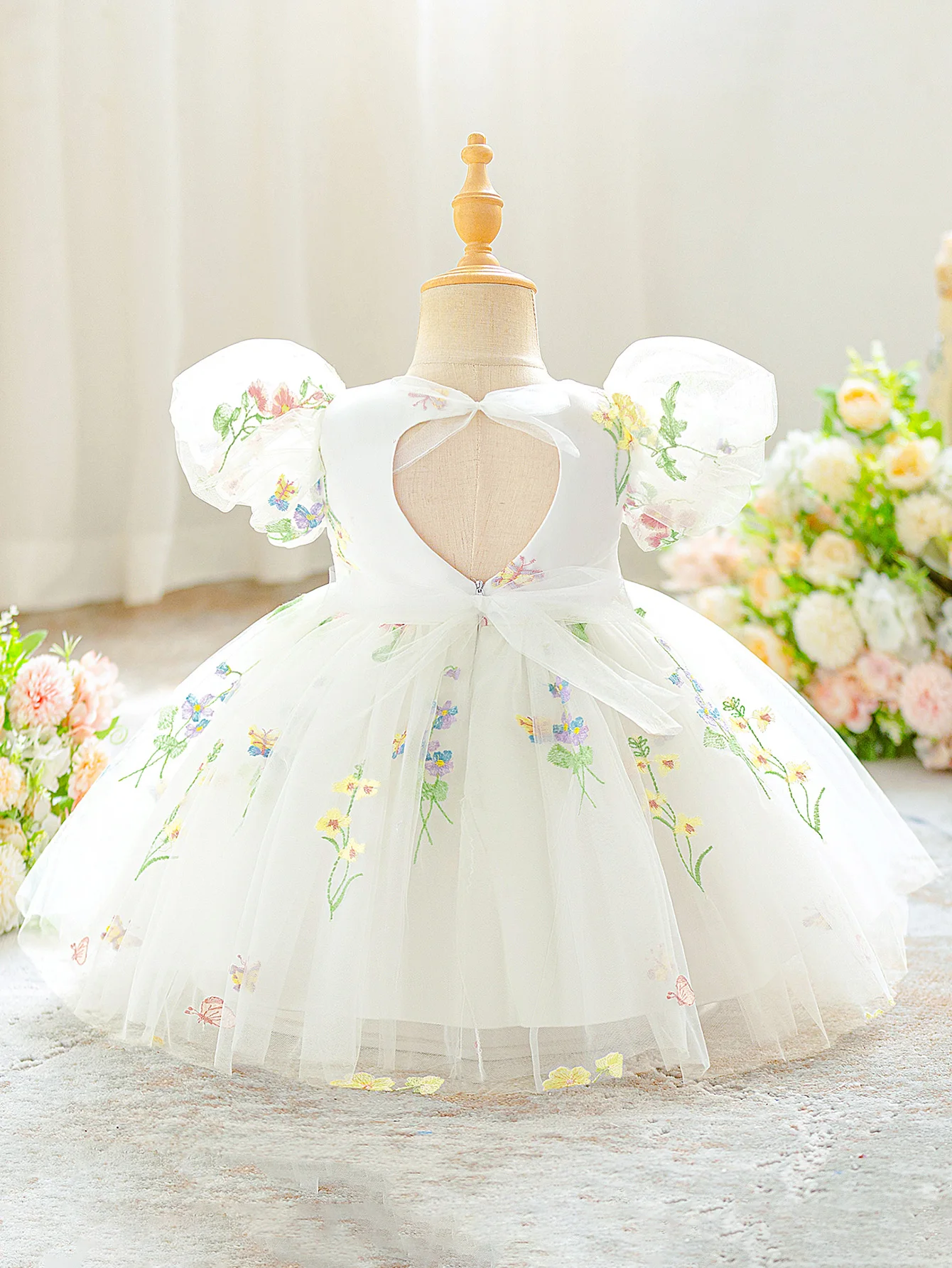 Baby Mädchen Kleid mit Blumenmuster, Puffärmel, elegantes Kleid, weißes Taufkleid, geeignet für die Versammlung von Geburtstagsfeiern – Detail 9