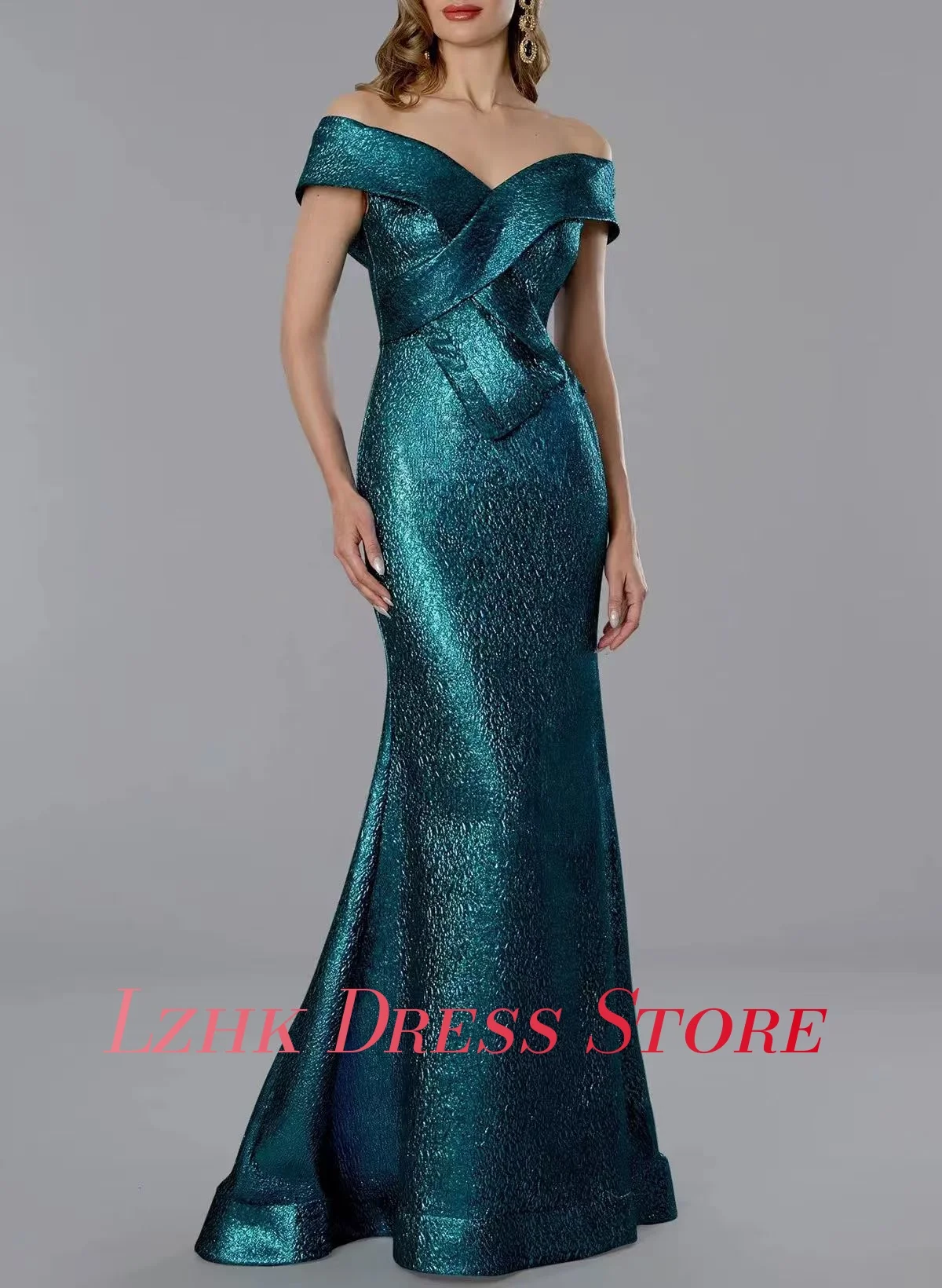 ชุดราตรีผ้าซาตินทรงเอไลน์แบบเปิดไหล่ แขนสั้น คอวี ยาวกรอมพื้น สไตล์ดารา  สามารถปรับแต่งได้