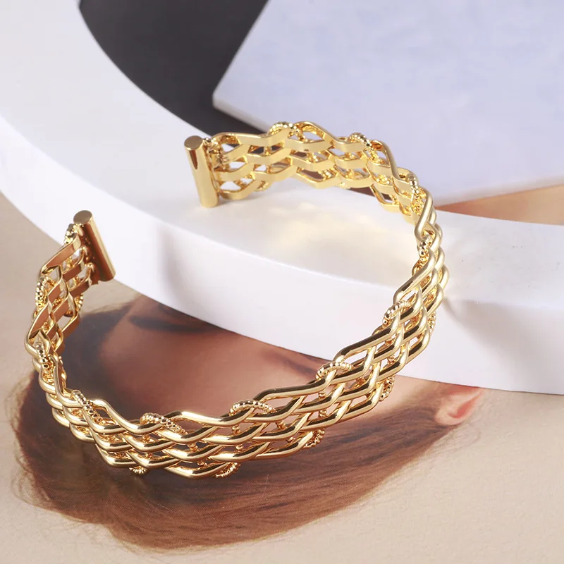 

Hollow geometric lines, metal weaving texture, fashionable open wide version bracelet