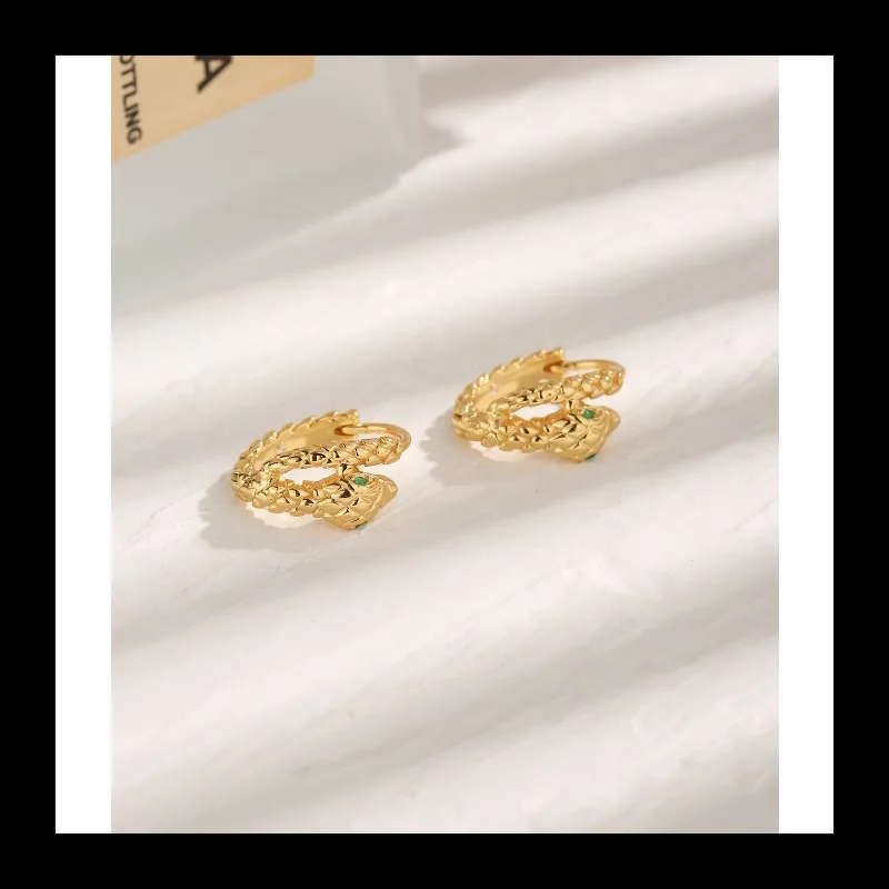 

Простые желтые и золотые женские серьги в форме змеи в стиле ретро S925, серебристо-зеленые серьги-сокровища, новые модные креативные серьги.