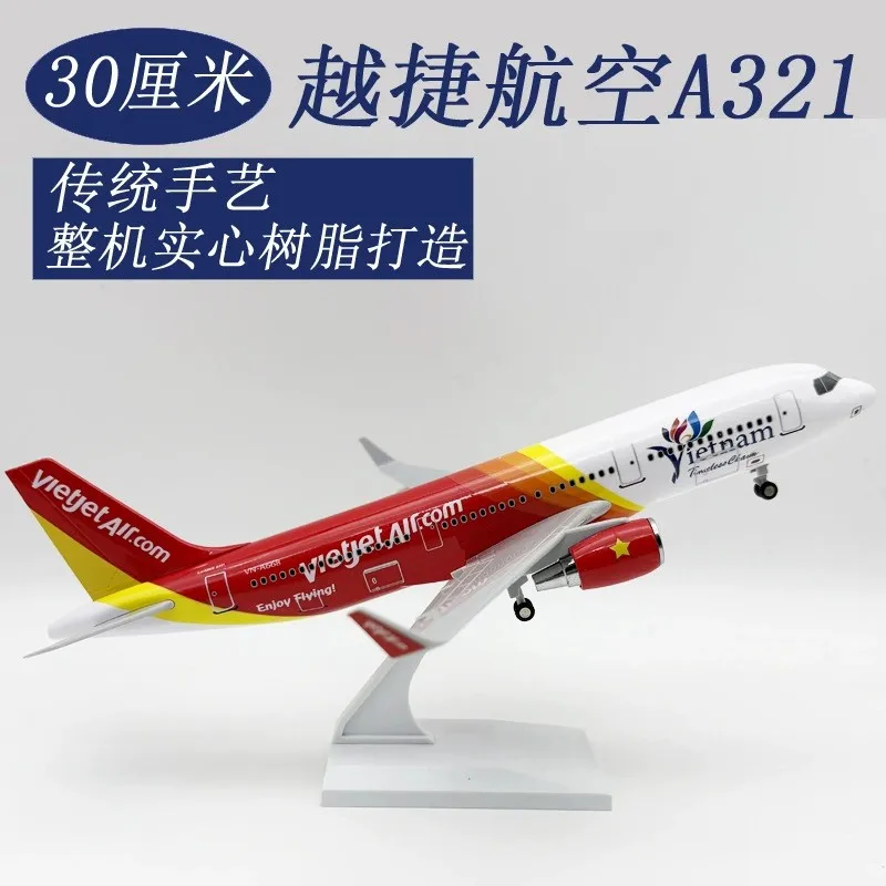30-сантиметровая модель самолета VietJet Air A321 из литой смолы с подставкой и колесами для подарка любителю авиации или для украшения интерьера.