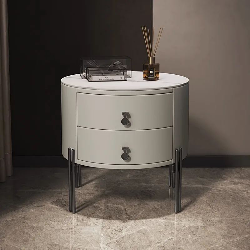 طاولة بجانب السرير مستديرة من بلاطة الصخور، راقية، بسيطة