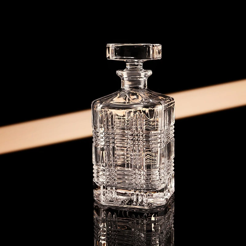 Crystal‑Style Square Liquor Glass Bottle 745ml with Tight‑Fit Lid for Spirit Whiskey Dispensing