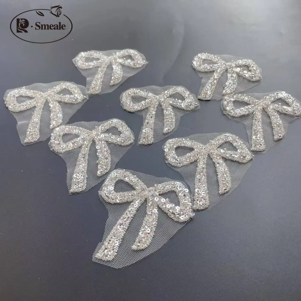20 Stück/Lot. Silberne kleine Schleife, 7*7cm, Perlen-Spitzen-Applikation, DIY, Haute Couture, Hochzeitskleid-Accessoires, RS24487 – Detail 6
