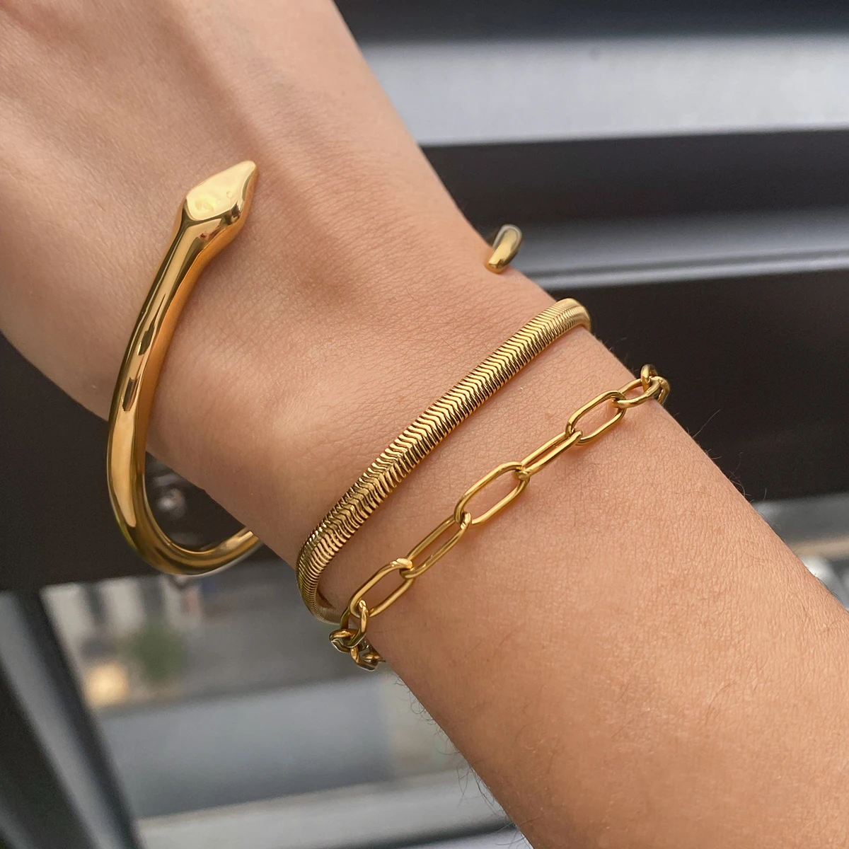 

AIKOER Minimalist 18K Gold Plated Stainless Steel Hammer Patterned Snake Opening Bracelet Stackable Bracelet Women's Accessory G