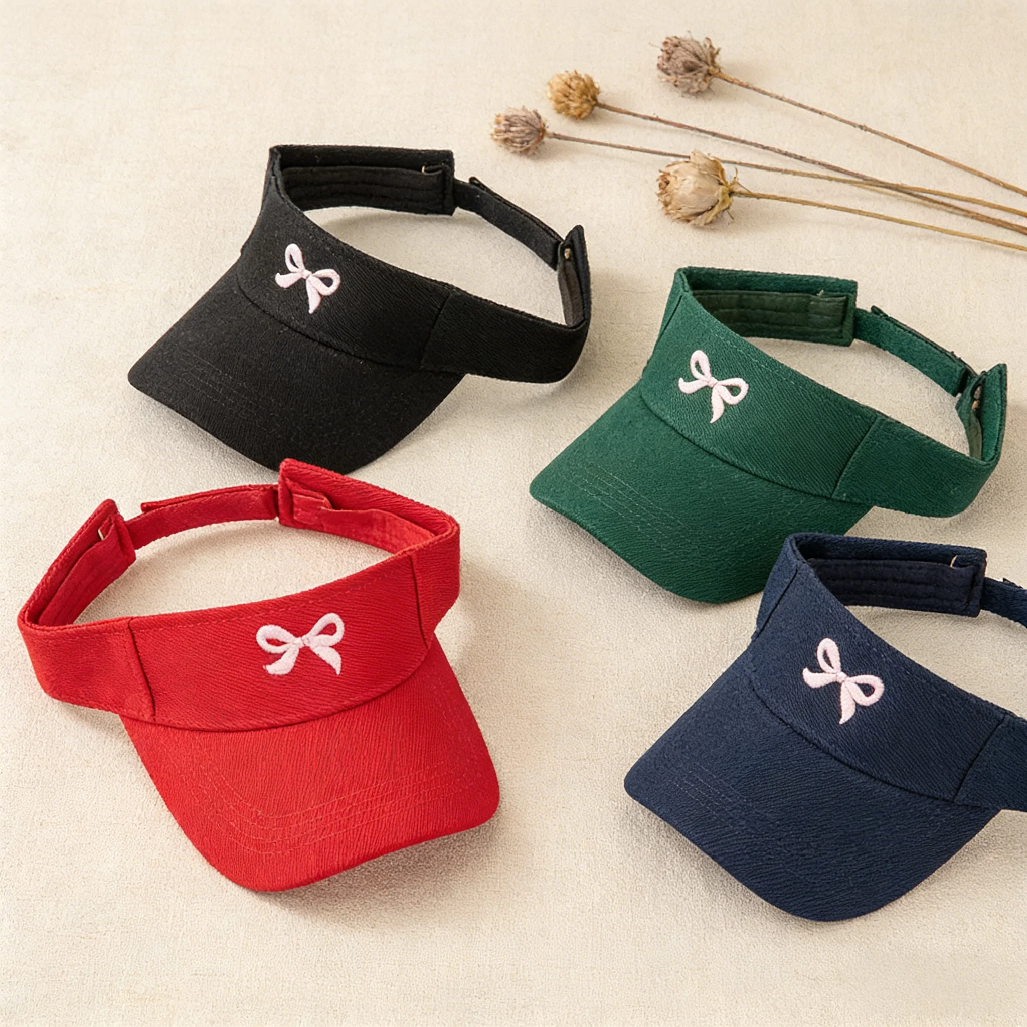 La elegante visera negra y un lazo rosa: agregue un dulce toque al uso diario, un look casual perfecto que se puede bien con el diario.