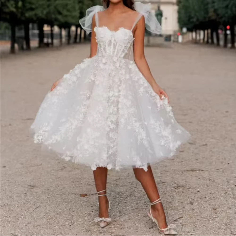 Vestido de novia hasta la rodilla, escote en forma de corazón, sin mangas, encaje de flores 3D, sin espalda, tirantes finos, vestidos de novia de tul personalizados