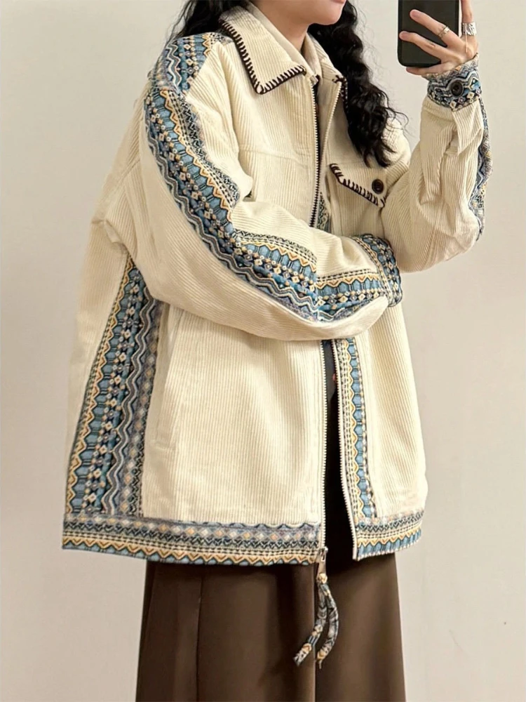 سترة مطرزة كلاسيكية أمريكانا للنساء بياقة مدببة وجيوب على الطراز العرقي - معطف أساسي غير رسمي SS25 بوهو-شيك