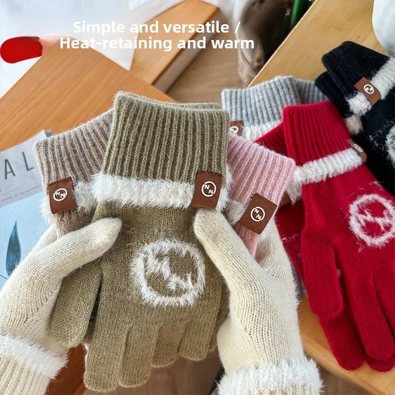 新しい、暖かく、編み物で作られたタッチスクリーン対応の手袋。冬用の女性向け手袋で、長めのデザインで、かわいくておしゃれ。