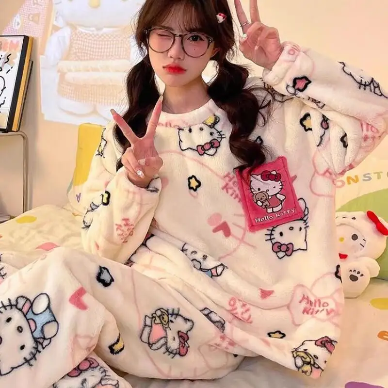 ชุดนอนตุ๊กตาเฮลโลคิตตี้ลายการ์ตูนน่ารัก สไตล์อนิเมะ เนื้อผ้านุ่ม สวมใส่สบาย อุ่น สำหรับฤดูใบไม้ร่วงและฤดูหนาว เหมาะสำหรับสาวๆ ใส่ในบ้าน สินค้าขายดี
