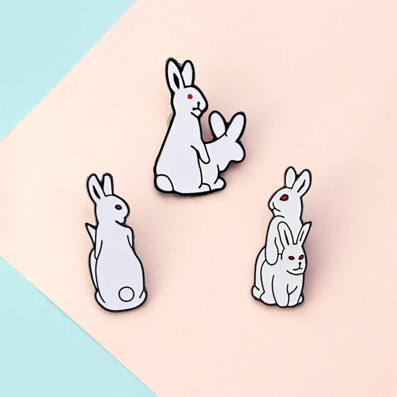 Broches creativos de conejo blanco malvado, Pin esmaltado de animales bonitos de dibujos animados, bolso, chaquetas vaqueras, Pin de solapa, insignia, regalos de joyería de moda para mujer