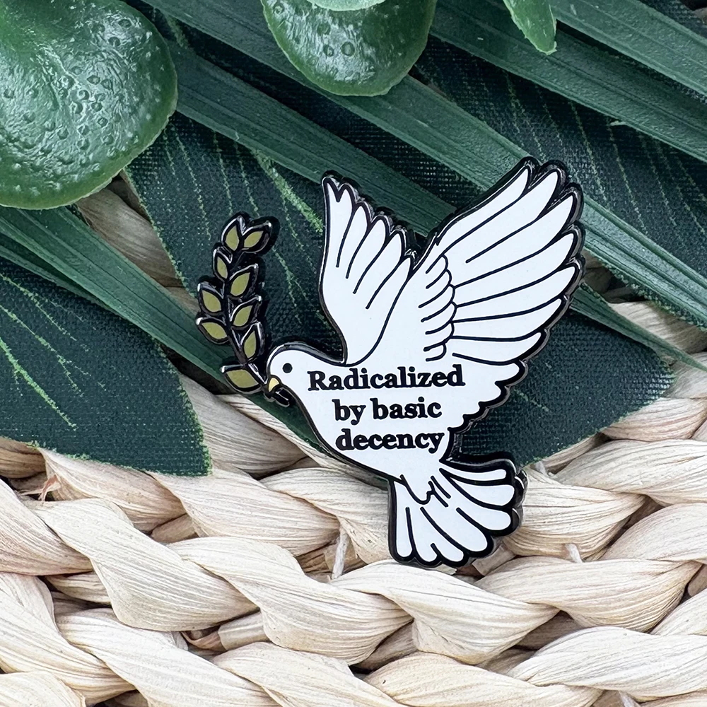 Radikalisiert durch grundlegende Anstandskuren Emaille-Pin Friedenstaube Olivenzweig Brosche Soziale Gerechtigkeit Aktivist-Abzeichen Progressiv Politische Satire – Detail 1