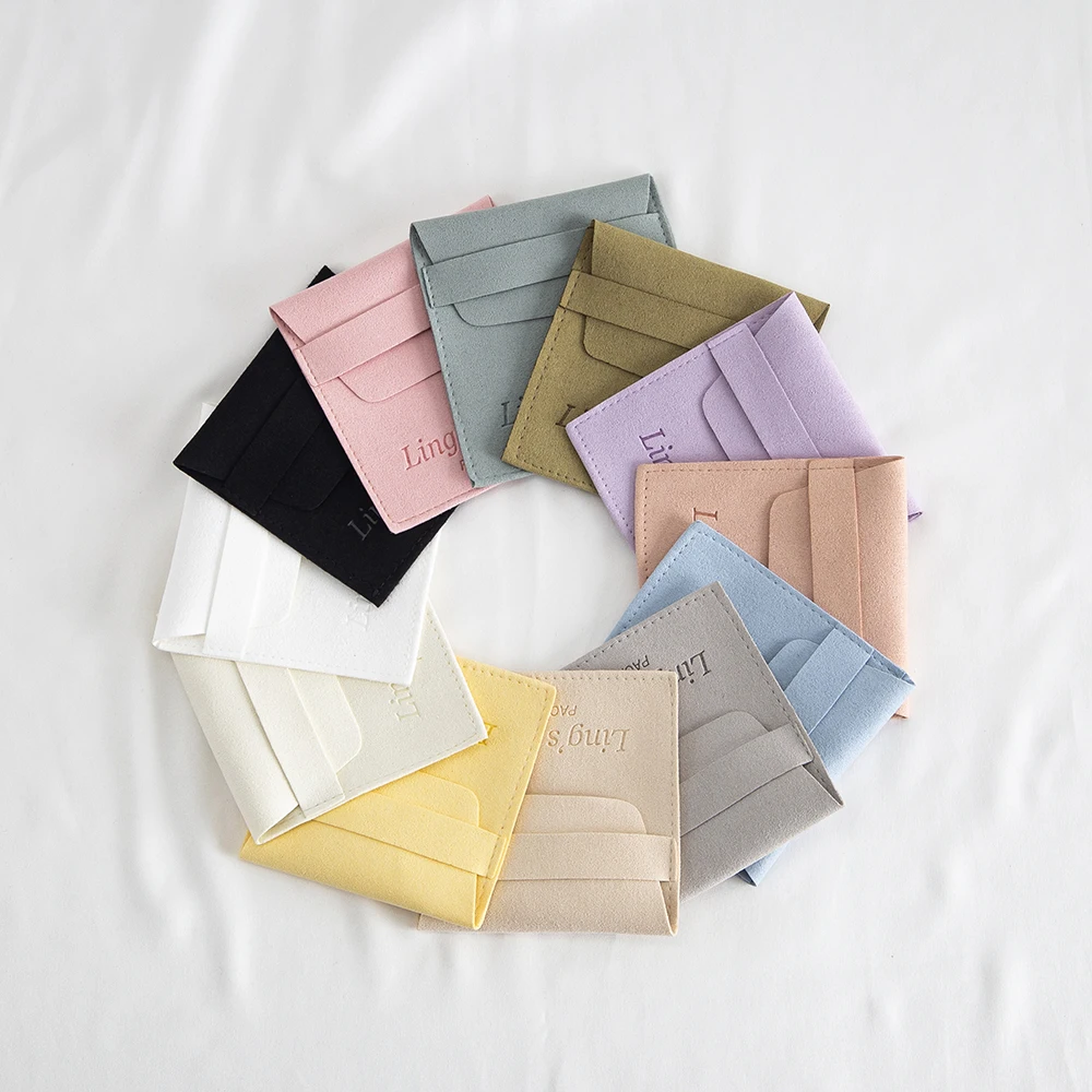 

50 шт., мини-персонализированный логотип, шикарная сумка из микрофибры, упаковка для ювелирных изделий, небольшой подарочный органайзер, сумка, свадебные сувениры, карманы для конфет