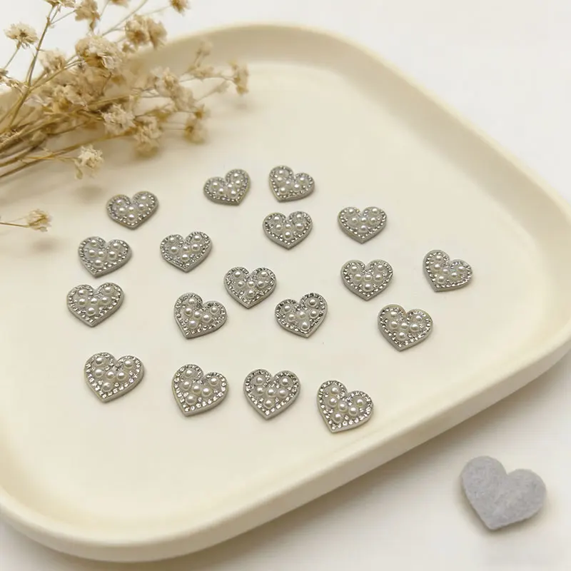 40 Stück weiße, aus Vliesstoff gefertigte Perlenherz-Strass-Aufnäher für DIY-Haarspangen, Kleidung, Hüte, Taschen, Dekorationen – Detail 4