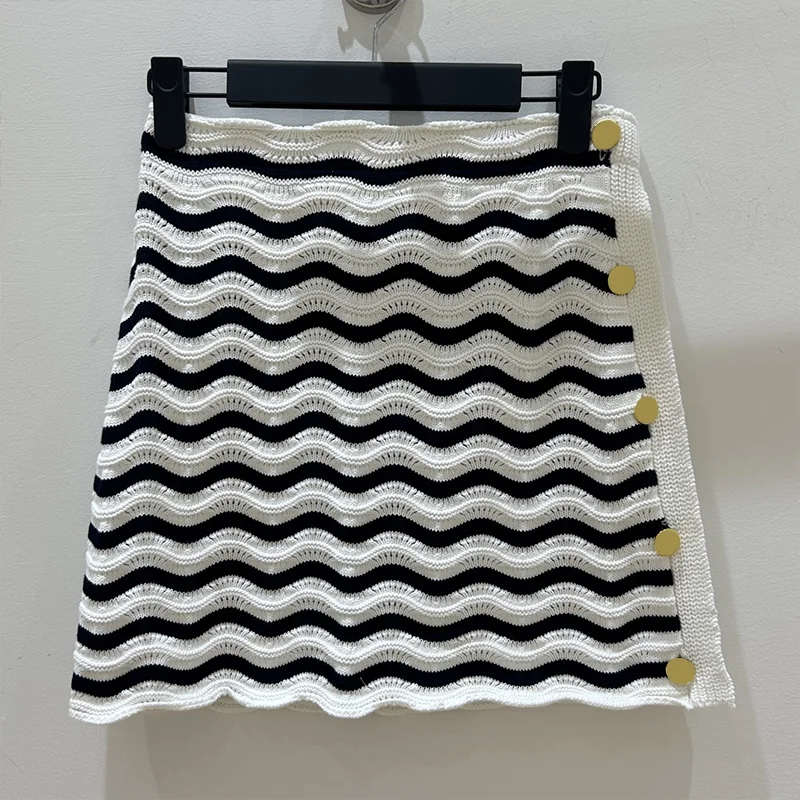 Minifalda de mujer de nuevo estilo Primavera/otoño de alta calidad con rayas onduladas blancas y negras y diseño de cierre de botón lateral 251028142