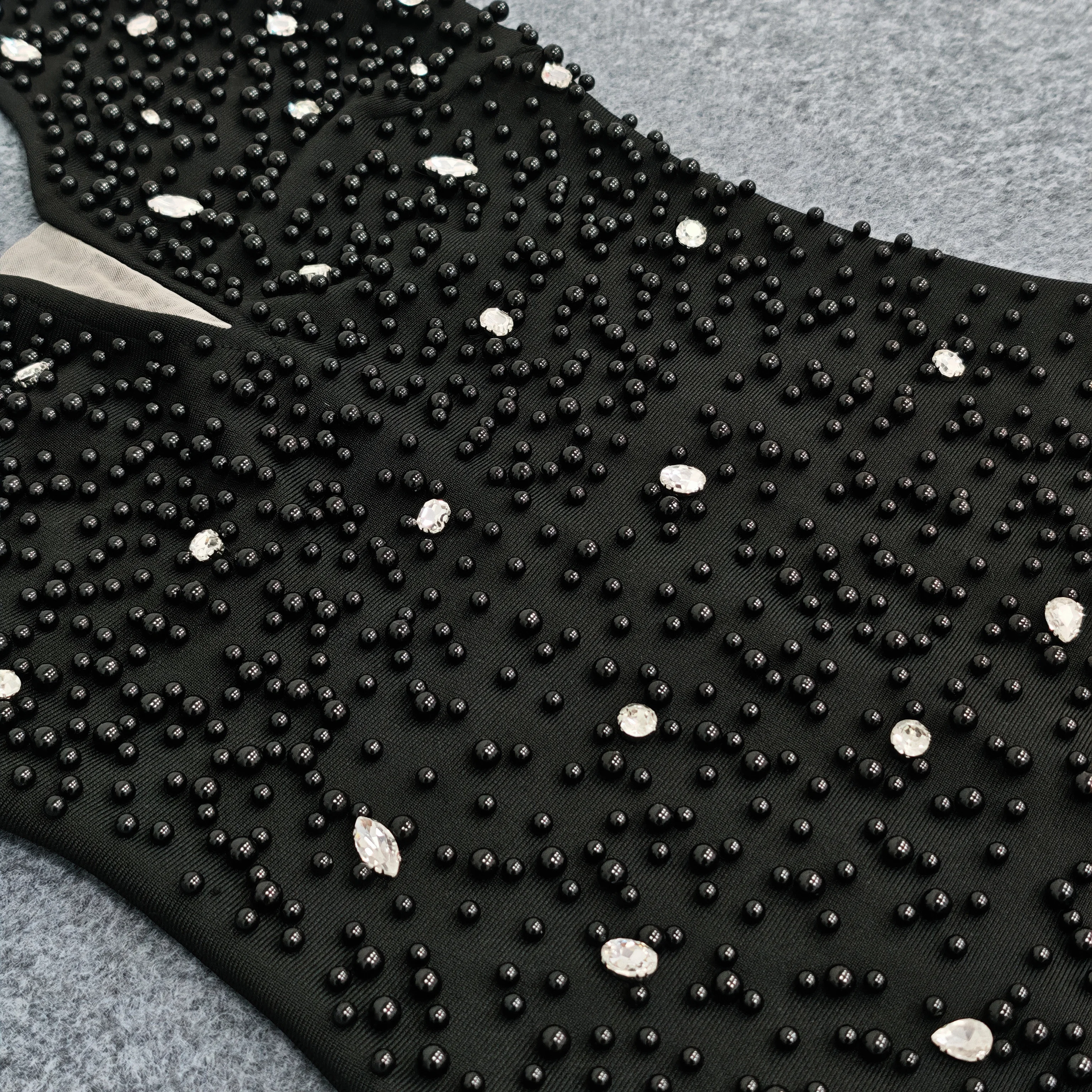 Vestido de noche sexy con escote en V profundo y perlas blancas con incrustaciones de diamantes para fiesta de cumpleaños y chica