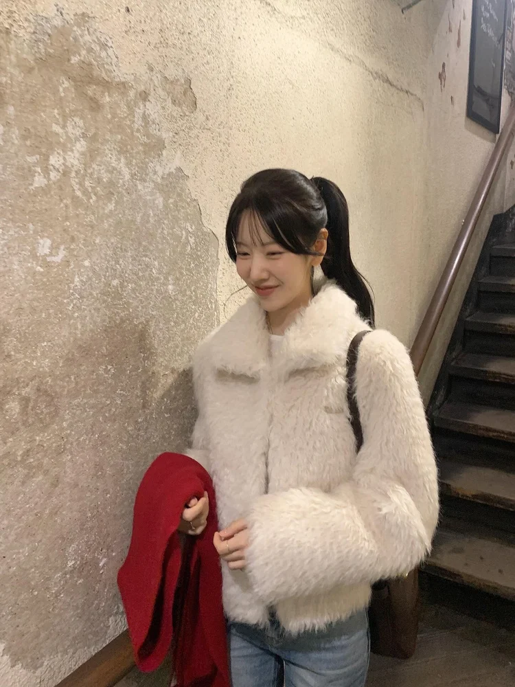 Un cappotto di pelliccia bianca con risvolto in stile coreano delicato e dolce da donna, nuovo stile corto e spesso in pelliccia ecologica 2025