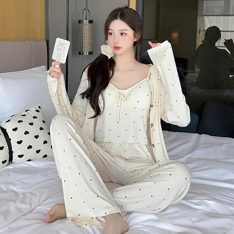 

Пижамные комплекты на День святого Валентина: милые женские пижамы с принтом в горошек, атласные, без рукавов, с вырезом-лодочкой, капри, весенние, элегантные.