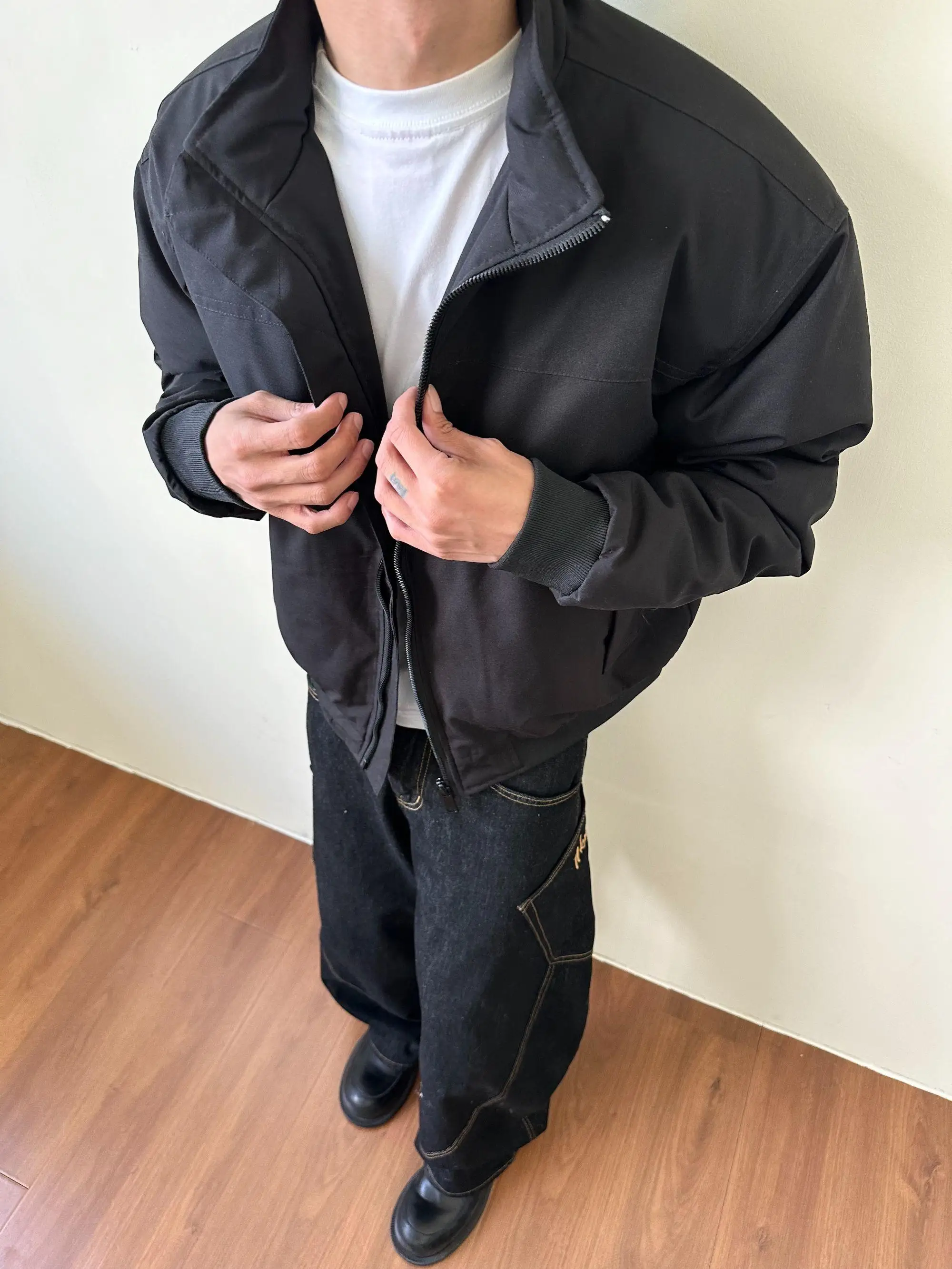 سترات منتفخة قصيرة للرجال معاطف شتوية دافئة خفيفة الوزن وياقة واقفة أمريكية فضفاضة ومتعددة الاستخدامات سترات كاجوال للشارع