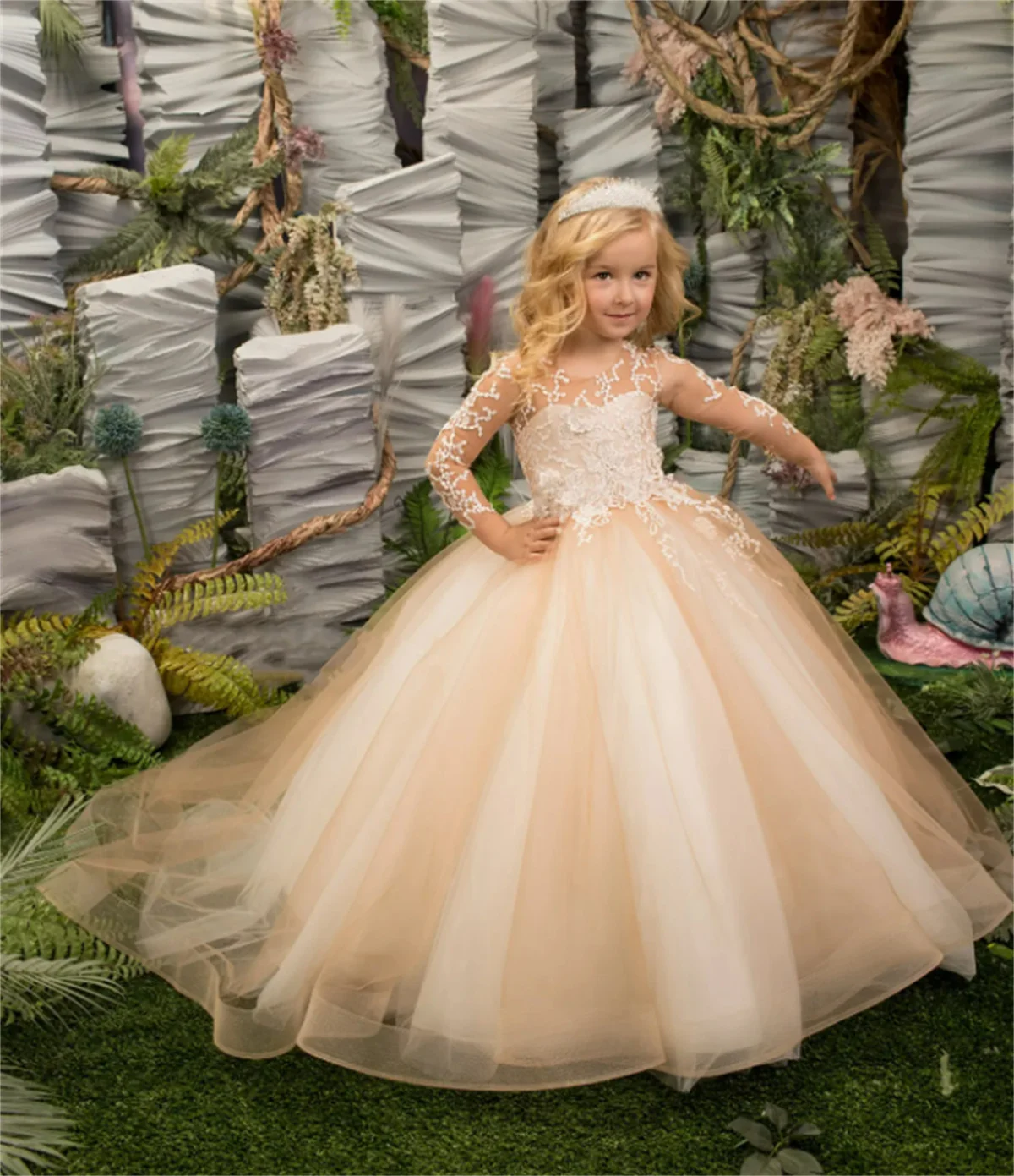 Flauschiges Blumenmädchenkleid in Champagner, Tüll-Spitze-Applikation, Hochzeit, elegantes Kleid für die erste Eucharistie des Blumenkindes