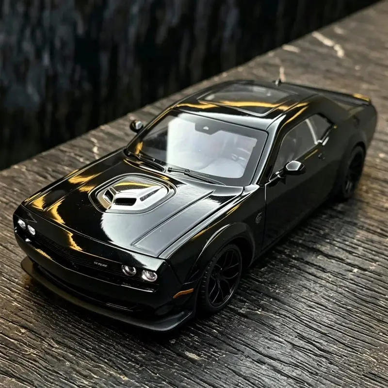 

Масштабная модель спортивного автомобиля Dodge Challenger SRT Hellcat 1:18, литая из металла, для гонок по трассе, со звуком и светом, игрушка для детей, подарок